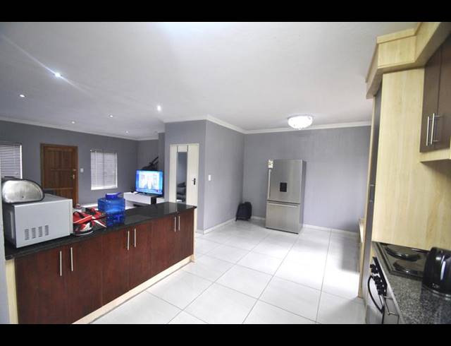 3 BEDROOM TOWNHOUSE FOR SALE IN SONNEVELD